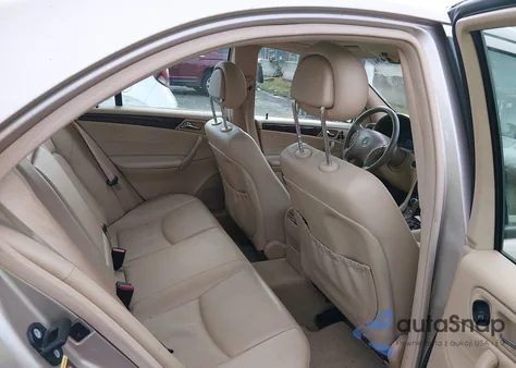 2002 Mercedes-Benz C 240 z USA, uszkodzony, nr VIN WDBRF61J42F284182